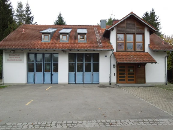 Haupteingang und Hallentore.jpg